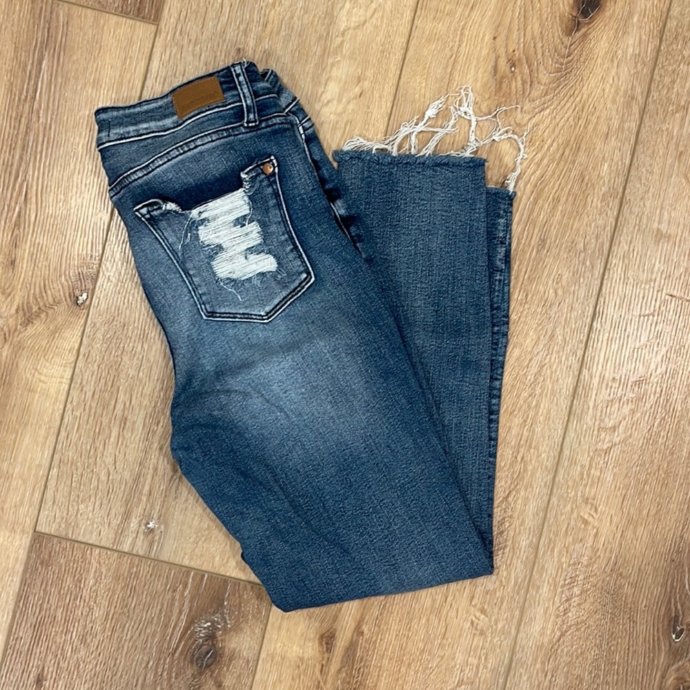 Raw hem crop, back pocket distressing only